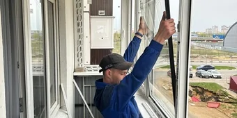 Установка лоджии ПВХ Rehau, отделка профлистом